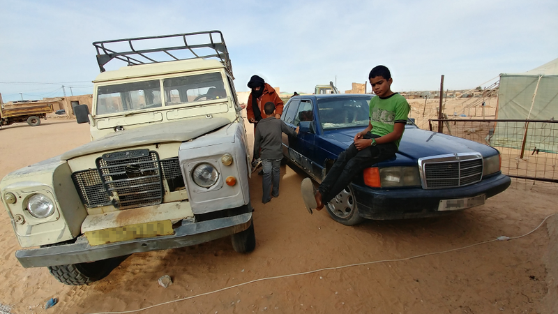 Illustration for article titled In War Torn Western Sahara, These Old Cars Are The King And Queen